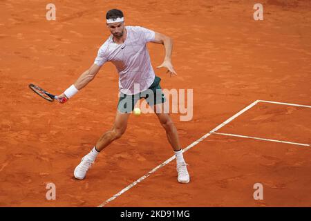 Grigor Dimitrov de bulgarie joue lors de leur première partie contre Maxime Cressy des Etats-Unis le cinquième jour de l'ouverture de Mutua Madrid à la Caja Magica sur 02 mai 2022 à Madrid, Espagne. (Photo par Oscar Gonzalez/NurPhoto) Banque D'Images