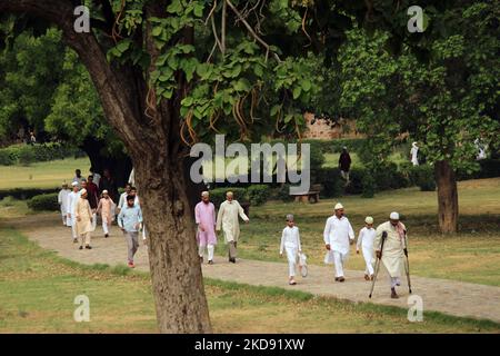 Les dévotés musulmans arrivent pour offrir des prières d'Eid al-Fir à la mosquée de Feroz Shah Kotla pour marquer la fin du Saint mois de jeûne du Ramadan, dans les vieux quartiers de Delhi, en Inde, sur 3 mai 2022. (Photo de Mayank Makhija/NurPhoto) Banque D'Images