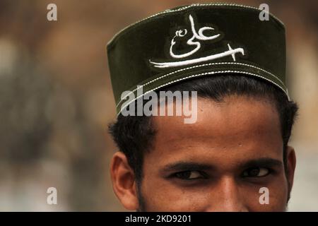 Un musulman pose une photo après avoir offert des prières d'Eid al-Fitr à la mosquée de Feroz Shah Kotla pour marquer la fin du Saint mois de jeûne du Ramadan, dans les vieux quartiers de Delhi, en Inde, sur 3 mai 2022. (Photo de Mayank Makhija/NurPhoto) Banque D'Images