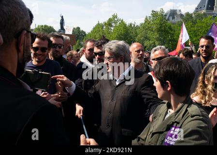 Parti de gauche français la France Insoumise (LFI) membre du Parlement Jean-Luc Melenson, ancien candidat à la présidence qui a terminé troisième au premier tour de l'élection, prononce un discours lors de la journée annuelle de mai (fête du travail) marquant la journée internationale des travailleurs sur la place de la République à Paris sur 1 mai, 2022. (Photo de Quentin Veuillet/NurPhoto) Banque D'Images