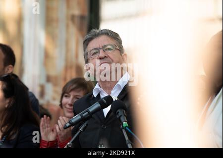 Parti de gauche français la France Insoumise (LFI) membre du Parlement Jean-Luc Melenson, ancien candidat à la présidence qui a terminé troisième au premier tour de l'élection, prononce un discours lors de la journée annuelle de mai (fête du travail) marquant la journée internationale des travailleurs sur la place de la République à Paris sur 1 mai, 2022. (Photo de Quentin Veuillet/NurPhoto) Banque D'Images