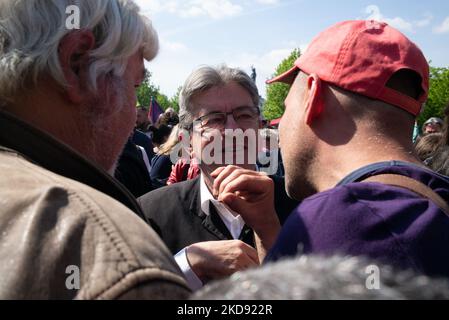 Parti de gauche français la France Insoumise (LFI) membre du Parlement Jean-Luc Melenson, ancien candidat à la présidence qui a terminé troisième au premier tour de l'élection, prononce un discours lors de la journée annuelle de mai (fête du travail) marquant la journée internationale des travailleurs sur la place de la République à Paris sur 1 mai, 2022. (Photo de Quentin Veuillet/NurPhoto) Banque D'Images