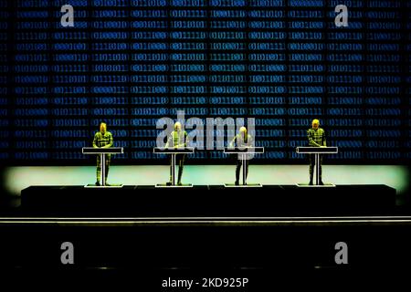 Le groupe allemand et les innovateurs et les pionniers de la musique électronique Kraftwerk se produit en concert au Teatro degli Arcimboldi à Milan, en Italie, sur 2 mai 2022. Le groupe a commencé à faire partie de la scène expérimentale de krautrock en Allemagne de l'Ouest au début de 1970s avant d'intégrer pleinement les instruments électroniques, y compris les synthétiseurs, les machines à tambour et les vocodeurs. Le groupe allemand et les innovateurs et les pionniers de la musique électronique Kraftwerk se produit en concert au Teatro degli Arcimboldi à Milan, en Italie, sur 2 mai 2022. Le groupe a commencé comme partie de la scène expérimentale de krautrock en Allemagne de l'Ouest i Banque D'Images