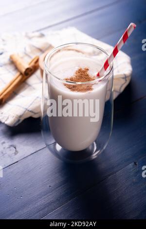 Agua de Horchata. Aussi connu sous le nom de horchata de arroz, il est l'une des eaux fraîches traditionnelles au Mexique, il est fait avec du riz et de la cannelle. Banque D'Images