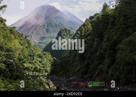 Mont Merapi, une montagne volcanique vue de la rivière Boyong dans le district de Sleman, Yogyakarta, Indonésie sur 22 décembre 2021. Merapi est situé dans l'une des parties les plus densément peuplées de Java avec plus de 11 000 personnes vivant sur les pentes de la montagne. Le mont Merapi, d'une hauteur de 2 968 mètres, est connu comme l'un des volcans les plus actifs d'Indonésie, avec une éruption qui se produit tous les deux à cinq ans. (Photo de Garry Lotulung/NurPhoto) Banque D'Images