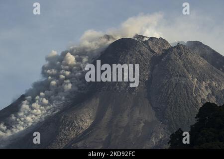 Mont Merapi, une montagne volcanique craque du matériel volcanique comme il éclate plusieurs fois comme vu du village de Turgo, district de Sleman à Yogyakarta, Indonésie sur 4 janvier 2022. Merapi est situé dans l'une des parties les plus densément peuplées de Java avec plus de 11 000 personnes vivant sur les pentes de la montagne. Le mont Merapi, d'une hauteur de 2 968 mètres, est connu comme l'un des volcans les plus actifs d'Indonésie, avec une éruption qui se produit tous les deux à cinq ans. (Photo de Garry Lotulung/NurPhoto) Banque D'Images