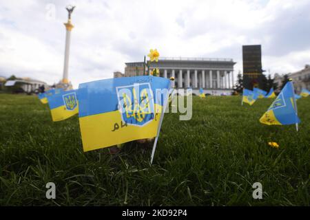 Les drapeaux ukrainiens sont visibles sur la place de l'indépendance, au centre de Kiev, en Ukraine, le 3 mai 2022. (Photo par STR/NurPhoto) Banque D'Images