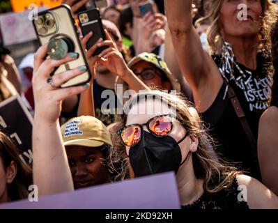 Les lunettes de soleil d'un démonstrateur pro-choix reflètent sa prise de photo et la façade de la Cour suprême. Des milliers d'activistes se sont rassemblés à la Cour suprême le lendemain de l'apprentissage que les juges de la Cour suprême ont voté pour renverser Roe c. Wade dans un projet d'avis pour l'affaire Dobbs c. JWHO. L’Organisation pour la santé des femmes de Jackson conteste l’interdiction de l’avortement au Mississippi après 15 semaines, avant la viabilité du fœtus, ce qui est la norme depuis la décision Roe. (Photo d'Allison Bailey/NurPhoto) Banque D'Images