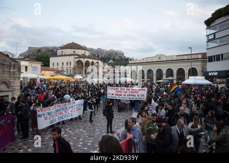 Rassemblement de protestation des membres du LGBTQ et d'autres militants trois ans après le meurtre de l'activiste du LGBTQ Zak Kostopoulos (Zackie Oh) à Athènes, en Grèce, sur 3 mai 2022. (Photo de Nikolas Kokovovlis/NurPhoto) Banque D'Images