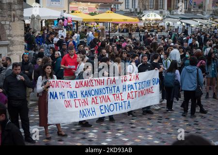 Rassemblement de protestation des membres du LGBTQ et d'autres militants trois ans après le meurtre de l'activiste du LGBTQ Zak Kostopoulos (Zackie Oh) à Athènes, en Grèce, sur 3 mai 2022. (Photo de Nikolas Kokovovlis/NurPhoto) Banque D'Images