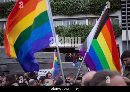 Rassemblement de protestation des membres du LGBTQ et d'autres militants trois ans après le meurtre de l'activiste du LGBTQ Zak Kostopoulos (Zackie Oh) à Athènes, en Grèce, sur 3 mai 2022. (Photo de Nikolas Kokovovlis/NurPhoto) Banque D'Images