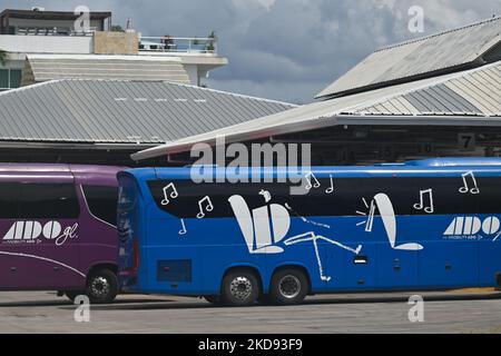 Bus ADO vus à la gare routière. À Playa Del Carmen. Le vendredi 29 avril 2022, à Playa Del Carmen, Quintana Roo, Mexique. (Photo par Artur Widak/NurPhoto) Banque D'Images