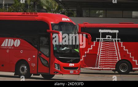 Bus ADO vus à la gare routière. À Playa Del Carmen. Le vendredi 29 avril 2022, à Playa Del Carmen, Quintana Roo, Mexique. (Photo par Artur Widak/NurPhoto) Banque D'Images