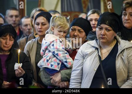 Des proches parents et des amis assistent à un service commémoratif pour Ruslan Borovik, un militaire ukrainien décédé en défendant l'Ukraine des occupants russes dans la cathédrale Saint-Michel à Kiev, en Ukraine. 04 mai 2022 (photo de Maxym Marusenko/NurPhoto) Banque D'Images
