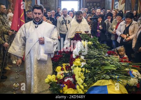 Des proches parents et des amis assistent à un service commémoratif pour Ruslan Borovik, un militaire ukrainien décédé en défendant l'Ukraine des occupants russes dans la cathédrale Saint-Michel à Kiev, en Ukraine. 04 mai 2022 (photo de Maxym Marusenko/NurPhoto) Banque D'Images