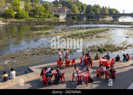 L'ouverture des barrages pour permettre le nettoyage de la rivière po de l'accumulation d'algues dans la zone centrale de Turin crée une situation irréelle avec la rivière presque complètement sèche. La pénurie d'eau du fleuve po n'a pas été atténuée par les premières pluies de printemps faibles. Après une période de sécheresse constante, le fleuve po et son bassin ont un débit d'eau inférieur à la moitié de la normale. Les prévisions à long terme n'indiquent pas qu'à court terme, le temps changera avec les précipitations persistantes. La sécheresse n'est pas un phénomène inhabituel, mais la fréquence avec laquelle elle se reproduit ces dernières années est Banque D'Images