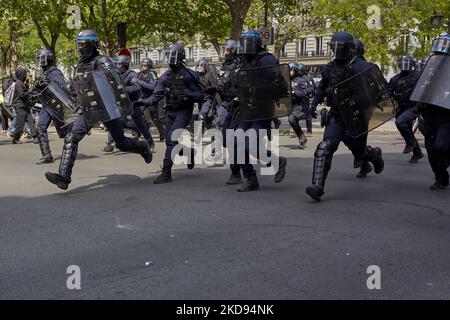 Des manifestants se sont rassemblés pour le traditionnel Mai à Paris, en France, sur 1 mai 2022 . Des affrontements ont éclaté pendant le rassemblement et 50 personnes ont été saisies par la police (photo d'Adnan Farzat/NurPhoto) Banque D'Images