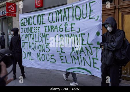 Des manifestants se sont rassemblés pour le traditionnel Mai à Paris, en France, sur 1 mai 2022 . Des affrontements ont éclaté pendant le rassemblement et 50 personnes ont été saisies par la police (photo d'Adnan Farzat/NurPhoto) Banque D'Images