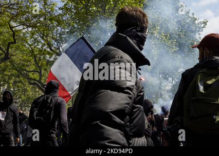 Des manifestants se sont rassemblés pour le traditionnel Mai à Paris, en France, sur 1 mai 2022 . Des affrontements ont éclaté pendant le rassemblement et 50 personnes ont été saisies par la police (photo d'Adnan Farzat/NurPhoto) Banque D'Images