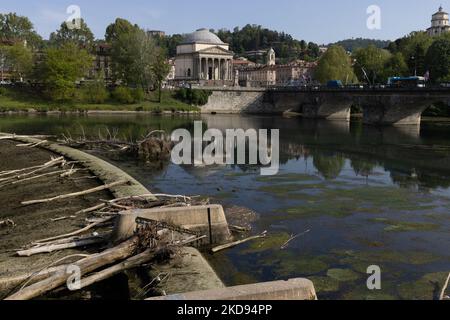 L'ouverture des barrages pour permettre le nettoyage de la rivière po de l'accumulation d'algues dans la zone centrale de Turin crée une situation irréelle avec la rivière presque complètement sèche. La pénurie d'eau du fleuve po n'a pas été atténuée par les premières pluies de printemps faibles. Après une période de sécheresse constante, le fleuve po et son bassin ont un débit d'eau inférieur à la moitié de la normale. Les prévisions à long terme n'indiquent pas qu'à court terme, le temps changera avec les précipitations persistantes. La sécheresse n'est pas un phénomène inhabituel, mais la fréquence avec laquelle elle se reproduit ces dernières années est Banque D'Images