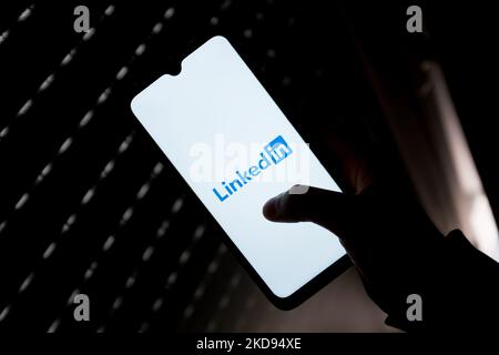 Sur cette photo, un logo LinkedIn apparaît sur l'écran d'un smartphone à Athènes, en Grèce, sur 4 mai 2022. (Photo de Nikolas Kokovovlis/NurPhoto) Banque D'Images