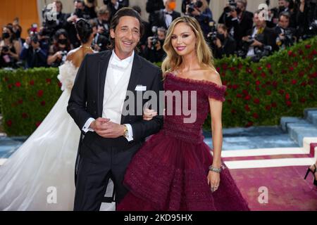 NEW YORK, NEW YORK - 02 MAI : Adrien Brody et Georgina Chapman assistent au Gala met 2022 célébrant « en Amérique : une Anthologie de la mode » au Metropolitan Museum of Art de 02 mai 2022 à New York. (Photo de John Nacion/NurPhoto) Banque D'Images