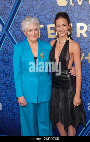 NEW YORK, NEW YORK - 04 MAI : Glenn Close et NIV Sultan assistent à la première saison 2 d'Apple TV+'Tehrant' au Robin Williams Centre sur 04 mai 2022 à New York. (Photo de John Nacion/NurPhoto) Banque D'Images