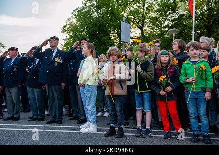 Les anciens combattants de la Seconde Guerre mondiale prennent deux minutes de silence pour commémorer les civils et les soldats du monde entier pendant la Seconde Guerre mondiale et d'autres conflits, pendant le jour du souvenir qui s'est tenu de nouveau à Nimègue, sur le 4 mai 2022. (Photo par Romy Arroyo Fernandez/NurPhoto) Banque D'Images