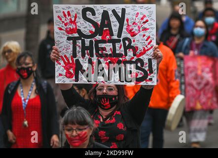 Les participants à la marche annuelle de la Journée de la robe rouge au centre-ville d'Edmonton, organisée par Project Redress, commémorant la vie de femmes et de filles autochtones disparues et assassinées dans tout le Canada. Le jeudi 5 mai 2022, à Edmonton, Alberta, Canada. (Photo par Artur Widak/NurPhoto) Banque D'Images