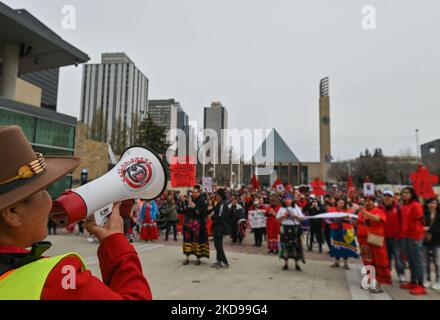 Les participants à la marche annuelle de la Journée de la robe rouge au centre-ville d'Edmonton, organisée par Project Redress, commémorant la vie de femmes et de filles autochtones disparues et assassinées dans tout le Canada. Le jeudi 5 mai 2022, à Edmonton, Alberta, Canada. (Photo par Artur Widak/NurPhoto) Banque D'Images