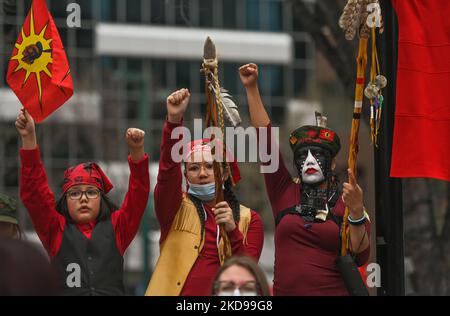 Les participants à la marche annuelle de la Journée de la robe rouge au centre-ville d'Edmonton, organisée par Project Redress, commémorant la vie de femmes et de filles autochtones disparues et assassinées dans tout le Canada. Le jeudi 5 mai 2022, à Edmonton, Alberta, Canada. (Photo par Artur Widak/NurPhoto) Banque D'Images