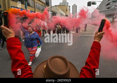 Les participants à la marche annuelle de la Journée de la robe rouge au centre-ville d'Edmonton, organisée par Project Redress, commémorant la vie de femmes et de filles autochtones disparues et assassinées dans tout le Canada. Le jeudi 5 mai 2022, à Edmonton, Alberta, Canada. (Photo par Artur Widak/NurPhoto) Banque D'Images