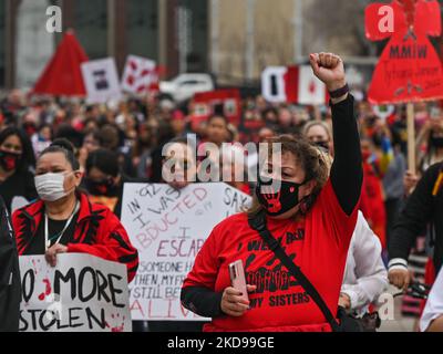 Les participants à la marche annuelle de la Journée de la robe rouge au centre-ville d'Edmonton, organisée par Project Redress, commémorant la vie de femmes et de filles autochtones disparues et assassinées dans tout le Canada. Le jeudi 5 mai 2022, à Edmonton, Alberta, Canada. (Photo par Artur Widak/NurPhoto) Banque D'Images