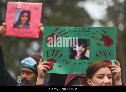 Les participants à la marche annuelle de la Journée de la robe rouge au centre-ville d'Edmonton, organisée par Project Redress, commémorant la vie de femmes et de filles autochtones disparues et assassinées dans tout le Canada. Le jeudi 5 mai 2022, à Edmonton, Alberta, Canada. (Photo par Artur Widak/NurPhoto) Banque D'Images