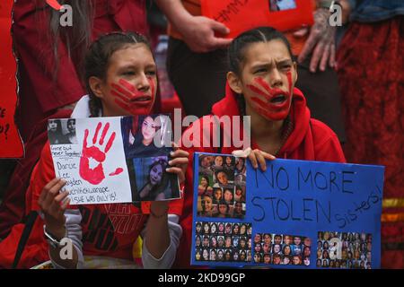 Les participants à la marche annuelle de la Journée de la robe rouge au centre-ville d'Edmonton, organisée par Project Redress, commémorant la vie de femmes et de filles autochtones disparues et assassinées dans tout le Canada. Le jeudi 5 mai 2022, à Edmonton, Alberta, Canada. (Photo par Artur Widak/NurPhoto) Banque D'Images