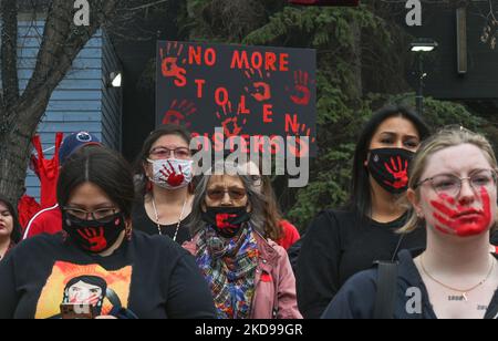 Les participants à la marche annuelle de la Journée de la robe rouge au centre-ville d'Edmonton, organisée par Project Redress, commémorant la vie de femmes et de filles autochtones disparues et assassinées dans tout le Canada. Le jeudi 5 mai 2022, à Edmonton, Alberta, Canada. (Photo par Artur Widak/NurPhoto) Banque D'Images