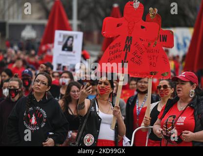 Les participants à la marche annuelle de la Journée de la robe rouge au centre-ville d'Edmonton, organisée par Project Redress, commémorant la vie de femmes et de filles autochtones disparues et assassinées dans tout le Canada. Le jeudi 5 mai 2022, à Edmonton, Alberta, Canada. (Photo par Artur Widak/NurPhoto) Banque D'Images