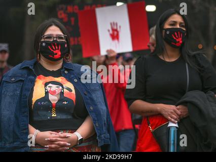 Les participants à la marche annuelle de la Journée de la robe rouge au centre-ville d'Edmonton, organisée par Project Redress, commémorant la vie de femmes et de filles autochtones disparues et assassinées dans tout le Canada. Le jeudi 5 mai 2022, à Edmonton, Alberta, Canada. (Photo par Artur Widak/NurPhoto) Banque D'Images