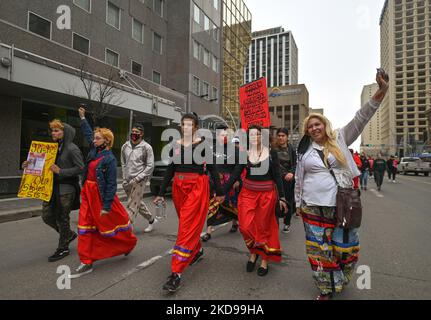 Les participants à la marche annuelle de la Journée de la robe rouge au centre-ville d'Edmonton, organisée par Project Redress, commémorant la vie de femmes et de filles autochtones disparues et assassinées dans tout le Canada. Le jeudi 5 mai 2022, à Edmonton, Alberta, Canada. (Photo par Artur Widak/NurPhoto) Banque D'Images