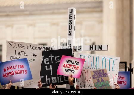 Les militants pro-choix utilisent leurs signes pour bloquer un contre-manifestant pro-vie et sa grande croix lors d'un rassemblement sponsorisé par Generation ratifier et d'autres organisations de jeunesse. Le rassemblement est l'un des nombreux événements en faveur du choix à la Cour suprême depuis qu'un projet d'avis rédigé dans Dobbs c. JWHO a révélé que les juges ont voté pour renverser Roe c. Wade et annuler le droit fédéral à l'avortement. (Photo d'Allison Bailey/NurPhoto) Banque D'Images