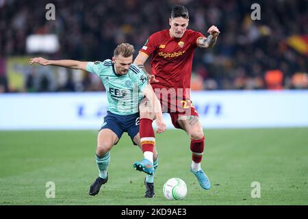 Kiernan Dewsbury-Hall du FC de la ville de Leicester et Nicolo' Zaniolo de L'AS Roma rivalise pour le ballon lors de la demi-finale de la Ligue de la Conférence de l'UEFA deux matches entre AS Roma et Leicester City FC sur 5 mai 2022 à Rome, Italie. (Photo de Giuseppe Maffia/NurPhoto) Banque D'Images