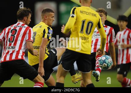 ARNHEM - (lr) Bart Vriends de Sparta Rotterdam, Simon van Duivenbooden de vitesse, Sven Mijnans de Sparta Rotterdam pendant le match néerlandais entre vitesse et Sparta Rotterdam au Gelredome sur 5 novembre 2022 à Arnhem, pays-Bas. ANP BART STOUTJEDIJK Banque D'Images