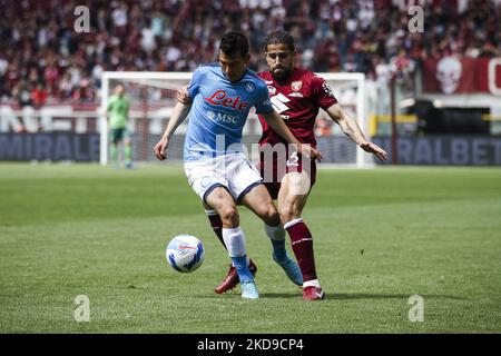 Napoli en avant Hirving Lozano (11) combat pour le ballon contre le défenseur de Turin Ricardo Rodriguez (13) pendant la série Un match de football n.36 TURIN - NAPOLI sur 07 mai 2022 au Stadio Olimpico Grande à Turin, Piémont, Italie. (Photo de Matteo Bottanelli/NurPhoto) Banque D'Images