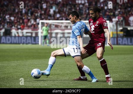 Napoli en avant Hirving Lozano (11) combat pour le ballon contre le défenseur de Turin Ricardo Rodriguez (13) pendant la série Un match de football n.36 TURIN - NAPOLI sur 07 mai 2022 au Stadio Olimpico Grande à Turin, Piémont, Italie. (Photo de Matteo Bottanelli/NurPhoto) Banque D'Images