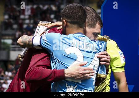 Torino Forward Andrea Belotti (9) coupe Napoli Forward Lorenzo Insigne (24) pendant la série Un match de football n.36 TORINO - NAPOLI on 07 mai 2022 au Stadio Olimpico Grande Torino à Turin, Piémont, Italie. (Photo de Matteo Bottanelli/NurPhoto) Banque D'Images