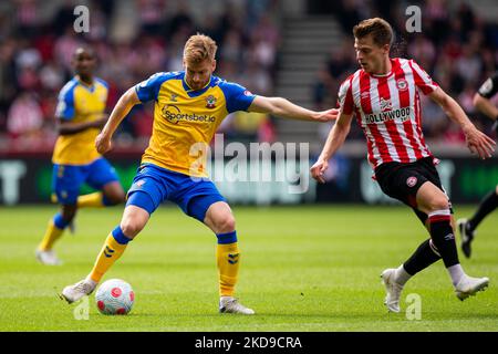 Stuart Armstrong, de Southampton, contrôle le ballon lors du match de la Premier League entre Brentford et Southampton, au stade communautaire de Brentford, à Brentford, le samedi 7th mai 2022. (Photo de Federico Maranesi /MI News/NurPhoto) Banque D'Images