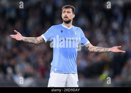 Francesco Acerbi de SS Lazio gestes pendant la série Un match entre SS Lazio et UC Sampdoria sur 7 mai 2022 à Rome, Italie. (Photo de Giuseppe Maffia/NurPhoto) Banque D'Images