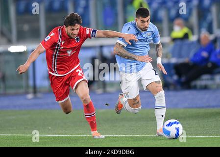 Bartosz Bereszynski d'UC Sampdoria et Mattia Zaccagni de SS Lazio rivalise pour le ballon pendant la série Un match entre SS Lazio et UC Sampdoria sur 7 mai 2022 à Rome, Italie. (Photo de Giuseppe Maffia/NurPhoto) Banque D'Images