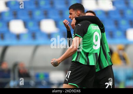Gianluca Scamacca des États-Unis SASSUOLO célèbre après avoir remporté un but avec Domenico Berardi des États-Unis SASSUOLO lors de la série Un match entre les États-Unis Sassuolo et Udinese Calcio au Mapei Stadium-Citta del Tricolor sur 7 mai 2022 à Reggio Emilia, Italie. (Photo de Luca Amedeo Bizzarri/LiveMedia/NurPhoto) Banque D'Images
