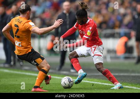 Alex Mighten, de la forêt de Nottingham, combat avec Lewie Coyle, de Hull City, lors du match de championnat Sky Bet entre Hull City et Nottingham Forest au KC Stadium, Kingston upon Hull, le samedi 7th mai 2022. (Photo de Jon Hobley/MI News/NurPhoto) Banque D'Images